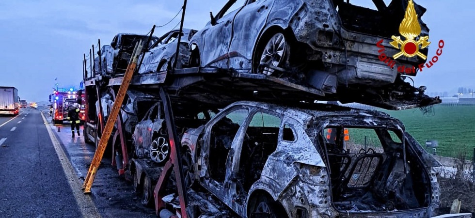 Paura in autostrada: brucia una bisarca che trasporta 8 auto